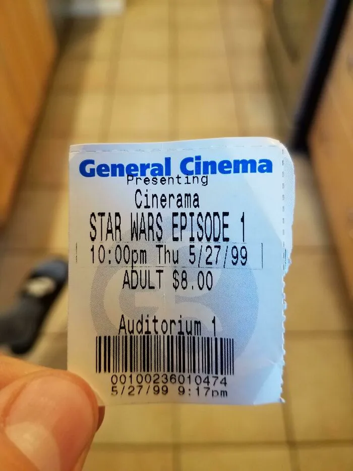 Mi compañero se compró unos pantalones en la tienda de 2ª mano y tenían esta entrada de cine en un bolsillo