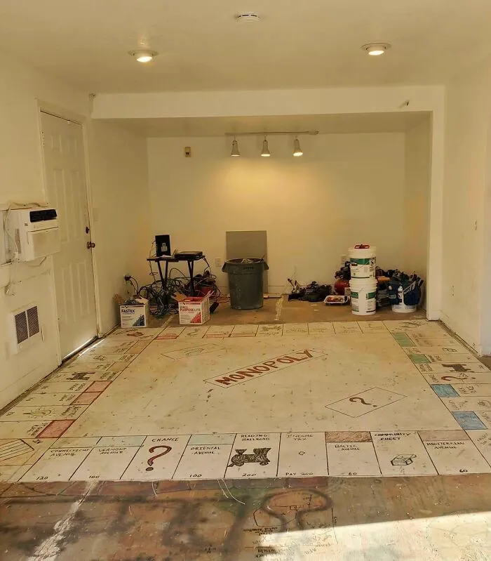 Mis suegros estaban cambiando la moqueta y encontraron un tablero gigante de monopoly