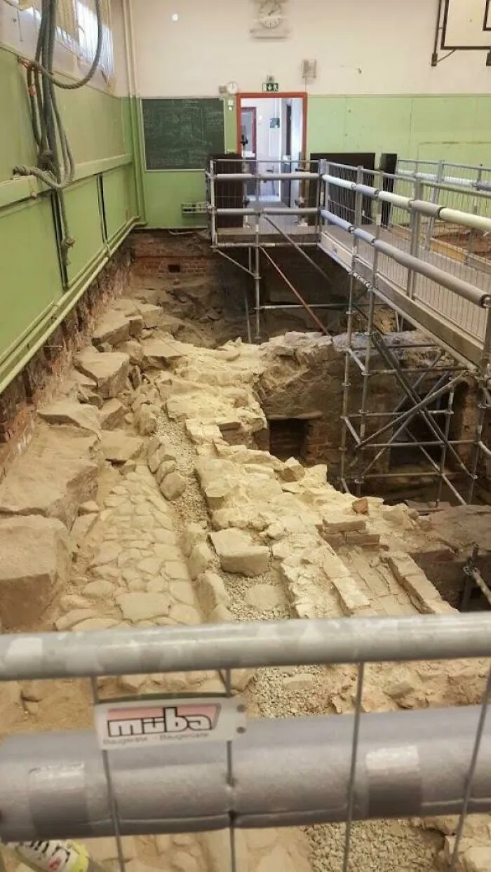 Ruinas medievales encontradas por casualidad bajo el gimnasio de una escuela