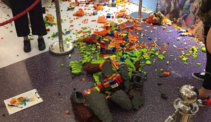 Un niño destruyó una escultura de LEGO de $15.000 una hora después de la apertura de la exhibición