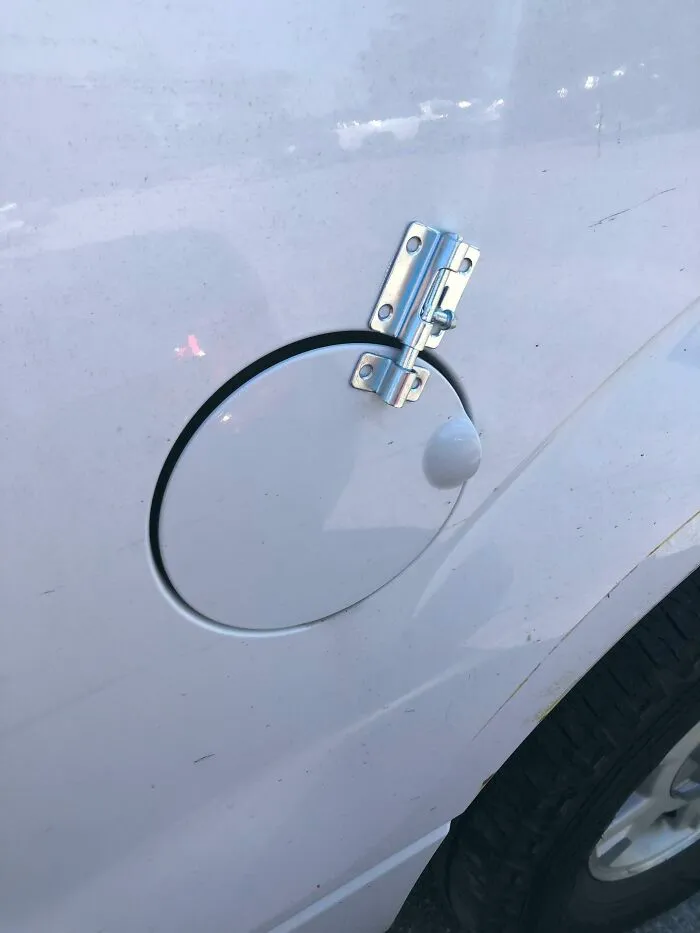 La tapa del depósito de gasolina dejó de cerrarse correctamente, así que se me ocurrió una solución