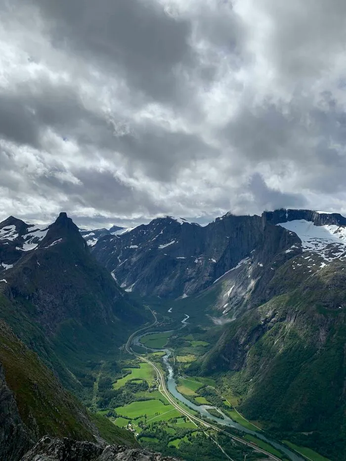 Este año he tenido que ir de vacaciones a mi país de origen. Está bien para mí. Romsdalen, Noruega