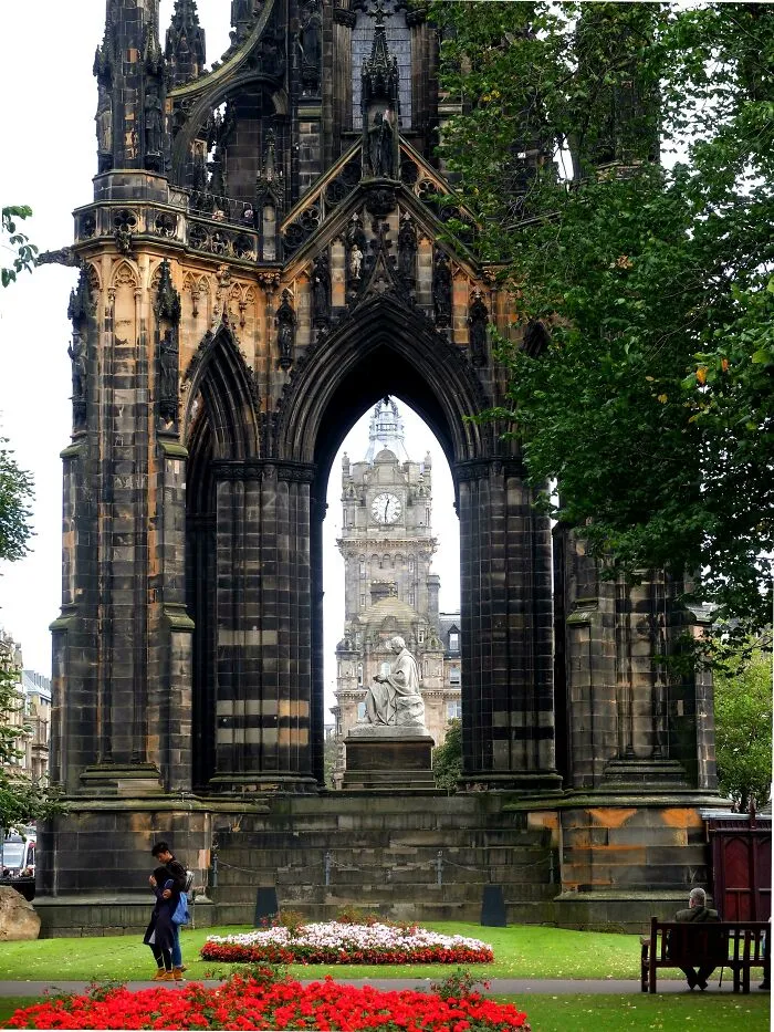 Una imagen de la quintaesencia de Edimburgo con mis dos edificios favoritos