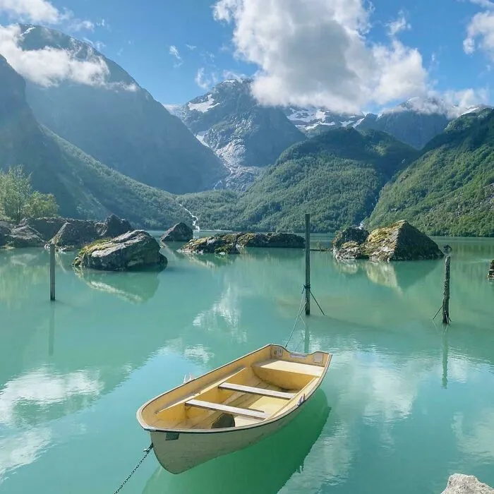 Tomé esta foto el jueves viajando en mi propio país, Mauranger, Noruega. El agua verde azul viene de un glaciar