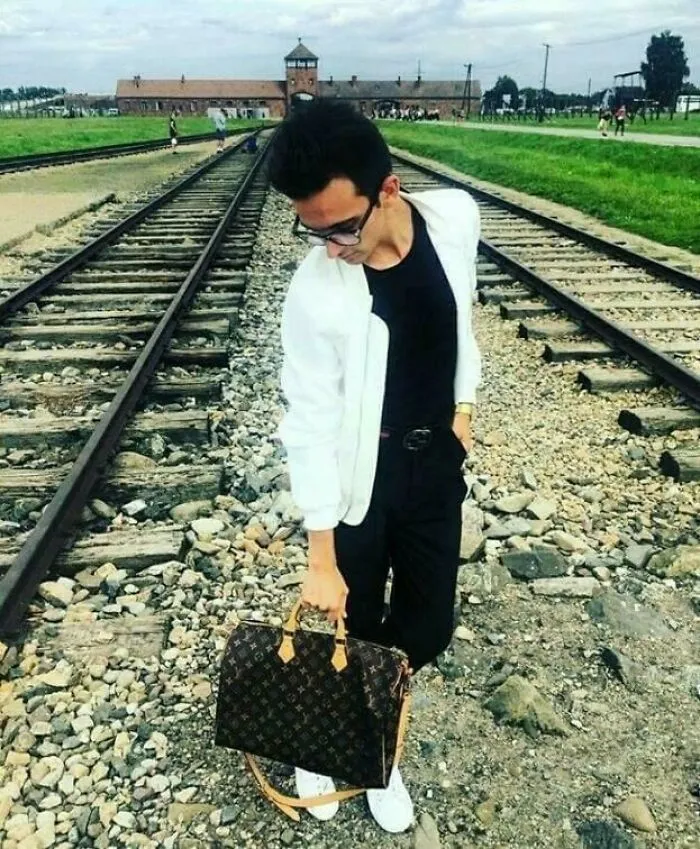 Cuando presumes tu bolso Louis Vuitton en los rieles que transportaron a incontables judíos a su muerte