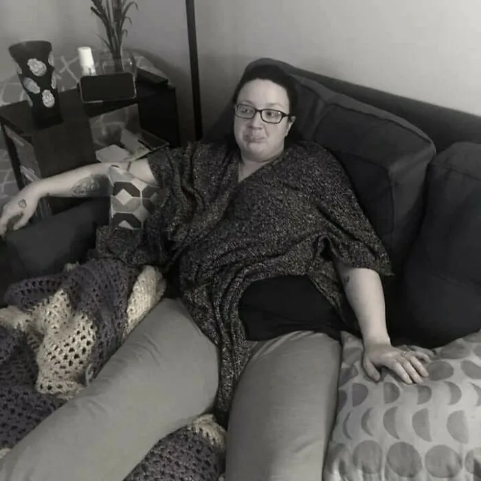 Aquí estoy, embarazada de 7 meses y sintiéndome miserable porque no puedo levantarme del sofá. Mi prometido, Dios lo bendiga, cree que es enternecedor