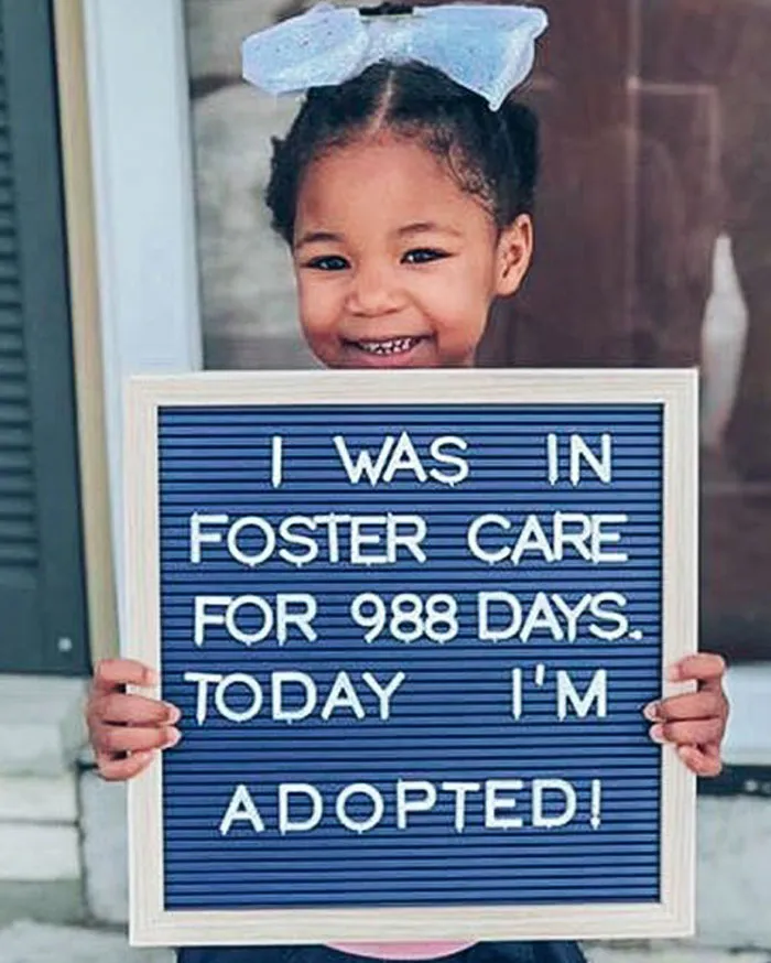 Sonrisas brillantes y alegría absoluta captadas en 20 fotos del día de la adopción, compartidas por esta ONG que ayuda a los jóvenes en régimen de acogida