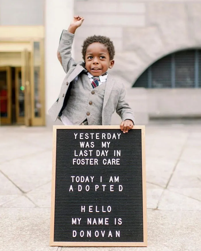 Sonrisas brillantes y alegría absoluta captadas en 20 fotos del día de la adopción, compartidas por esta ONG que ayuda a los jóvenes en régimen de acogida