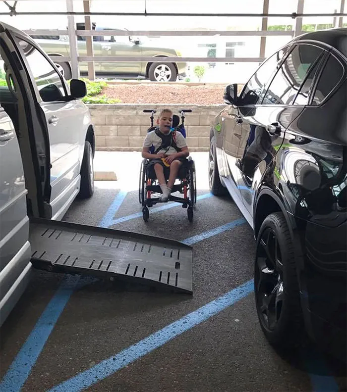 Las personas que estacionan sobre las líneas para personas discapacitadas