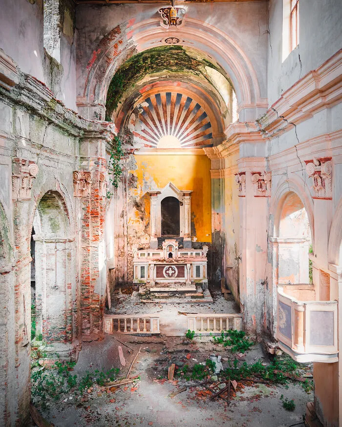 My Photos Show The Decline Of The Church In Italy, And Here Are 40 Of The Best Ones