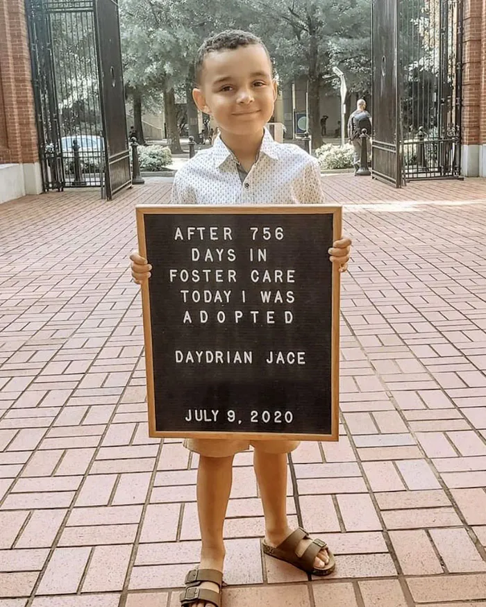 Sonrisas brillantes y alegría absoluta captadas en 20 fotos del día de la adopción, compartidas por esta ONG que ayuda a los jóvenes en régimen de acogida