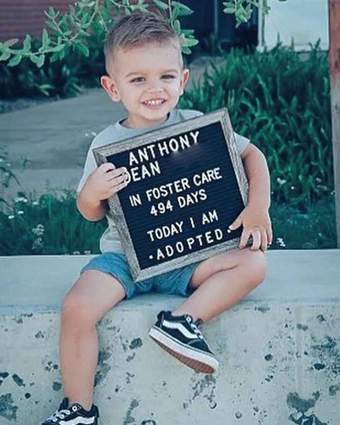 Sonrisas brillantes y alegría absoluta captadas en 20 fotos del día de la adopción, compartidas por esta ONG que ayuda a los jóvenes en régimen de acogida