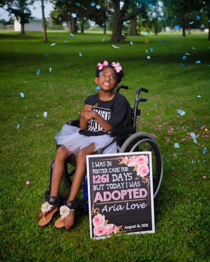 Sonrisas brillantes y alegría absoluta captadas en 20 fotos del día de la adopción, compartidas por esta ONG que ayuda a los jóvenes en régimen de acogida