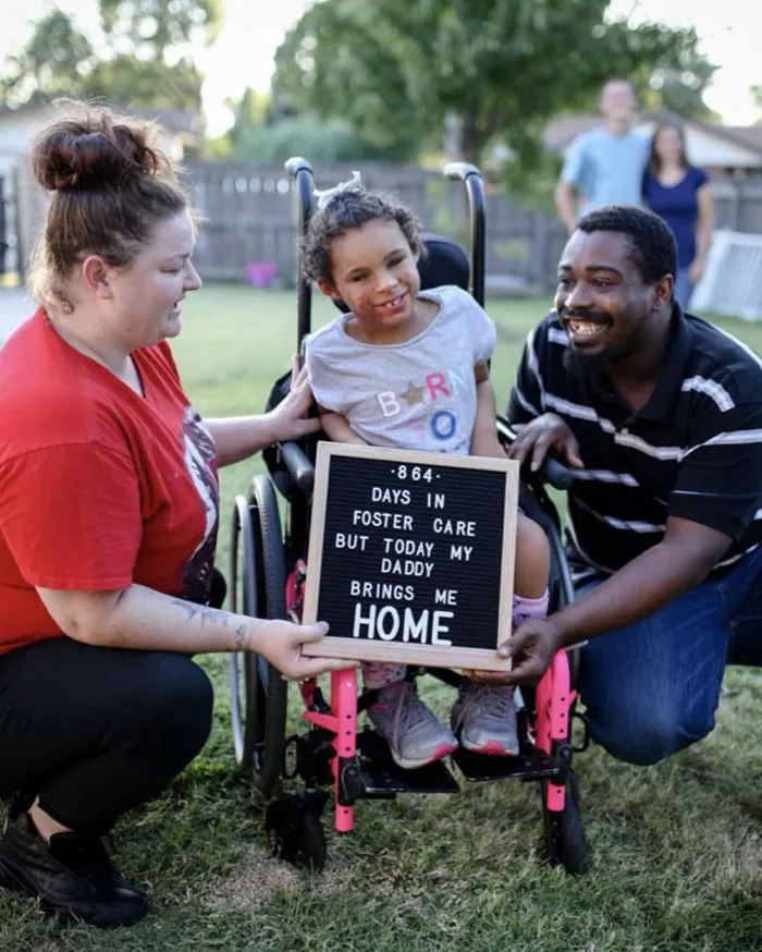 Sonrisas brillantes y alegría absoluta captadas en 20 fotos del día de la adopción, compartidas por esta ONG que ayuda a los jóvenes en régimen de acogida