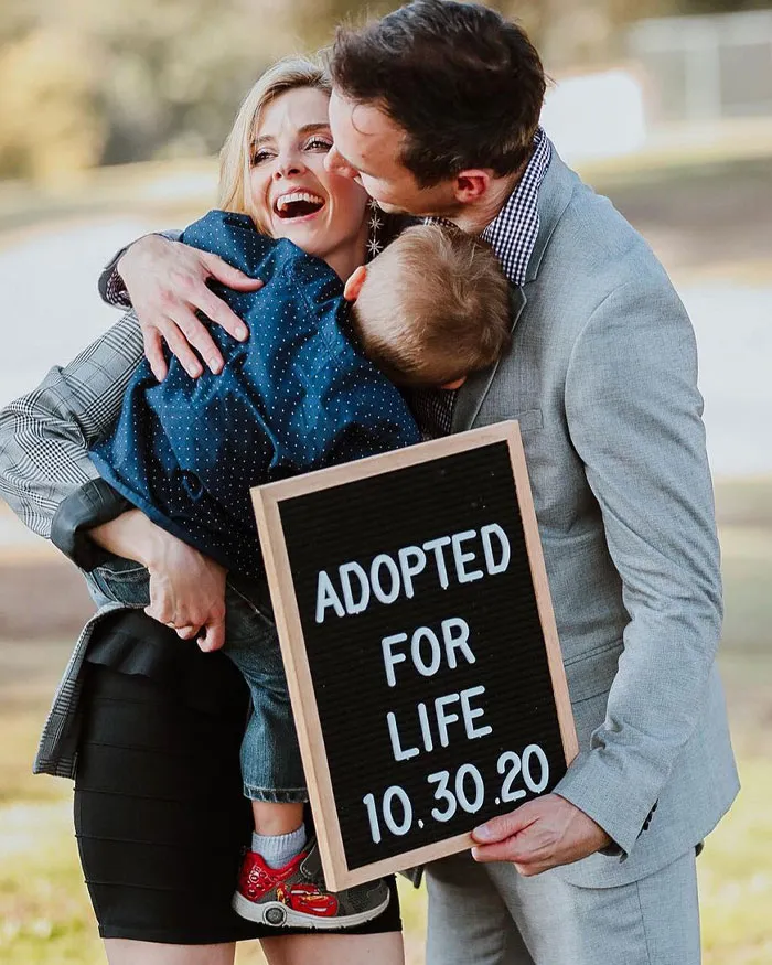 Sonrisas brillantes y alegría absoluta captadas en 20 fotos del día de la adopción, compartidas por esta ONG que ayuda a los jóvenes en régimen de acogida