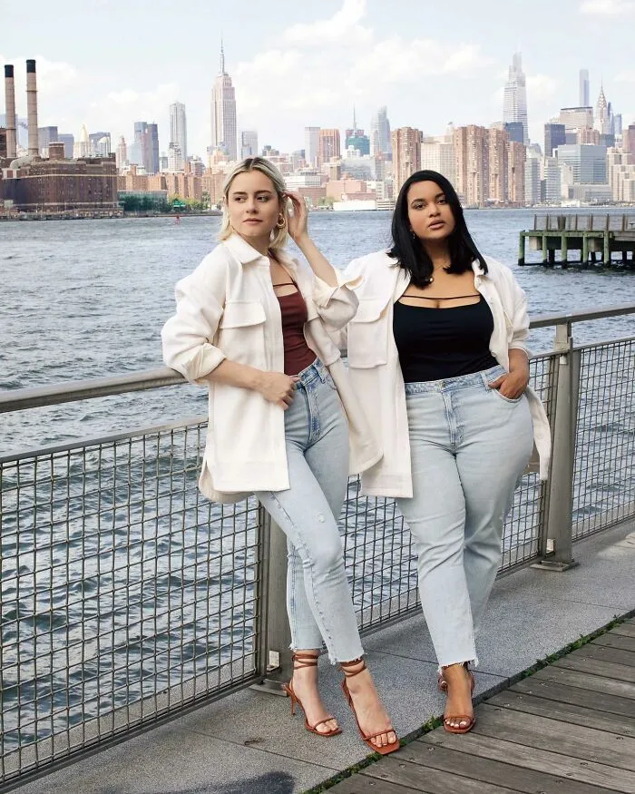 “Estilo, no talla”: Estas dos amigas muestran cómo se ve el mismo atuendo en diferentes tipos de cuerpos (30 imágenes nuevas)