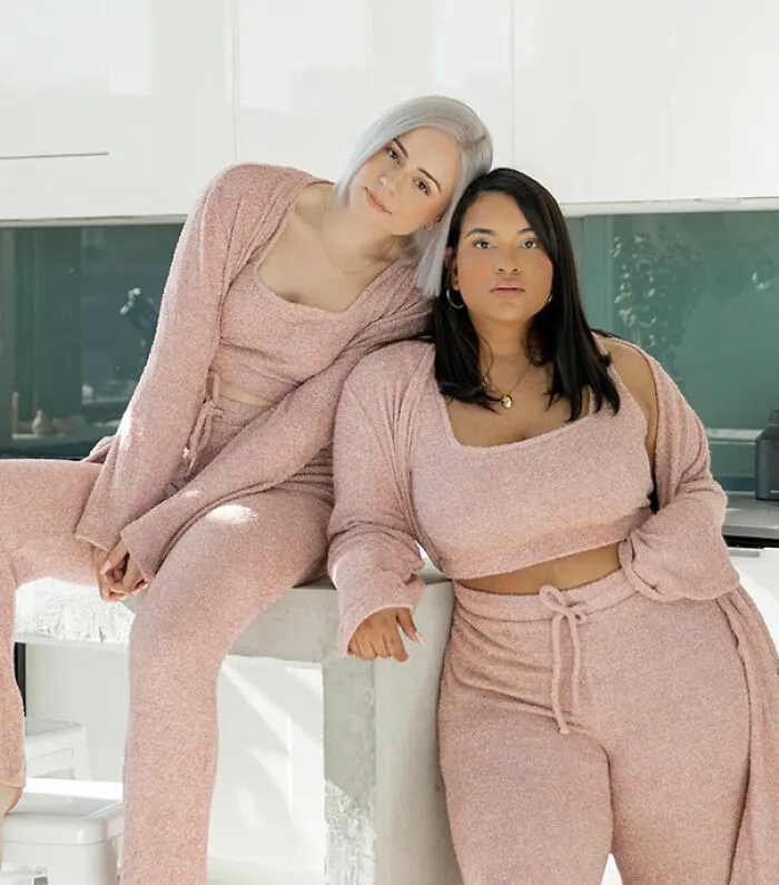“Estilo, no talla”: Estas dos amigas muestran cómo se ve el mismo atuendo en diferentes tipos de cuerpos (30 imágenes nuevas)