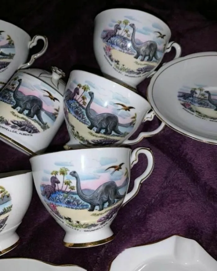"¡El mejor juego de té de dinosaurios de 23 piezas que he visto nunca! Estoy deseando ser la abuela genial con esta porcelana china en mi gabinete"