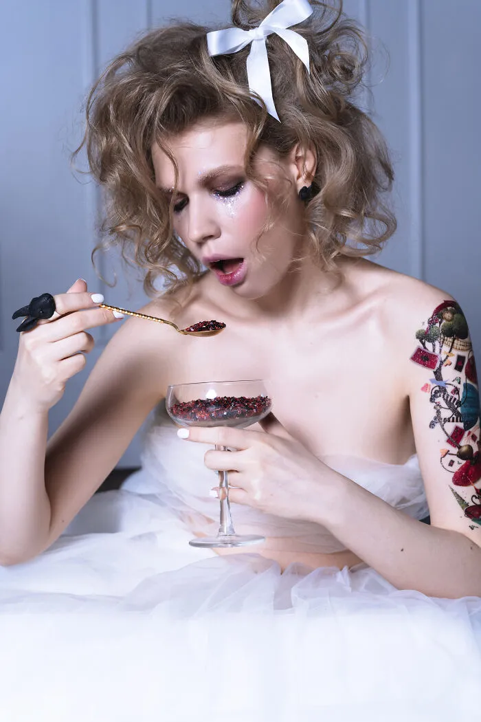 "Alice Nowadays": We Did A Themed Alice In Wonderland Photoshoot (26 Pics)
