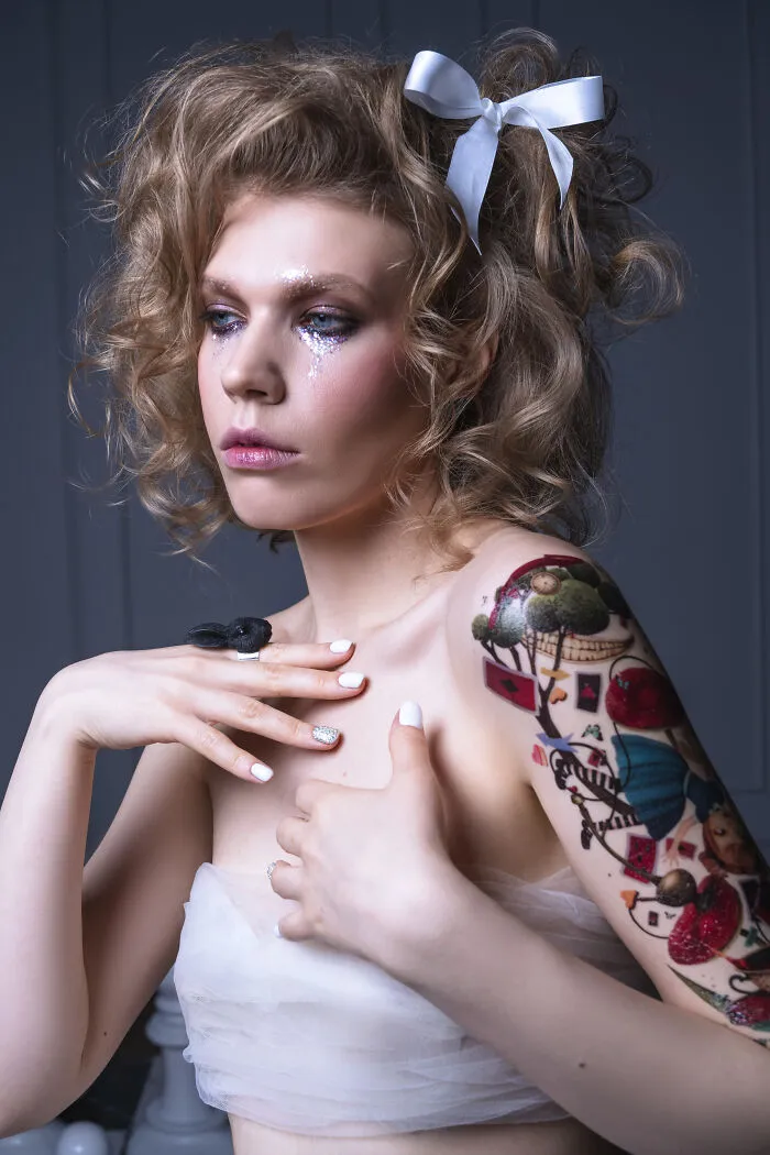 "Alice Nowadays": We Did A Themed Alice In Wonderland Photoshoot (26 Pics)