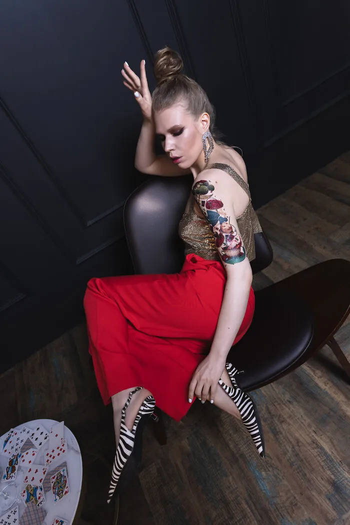 "Alice Nowadays": We Did A Themed Alice In Wonderland Photoshoot (26 Pics)