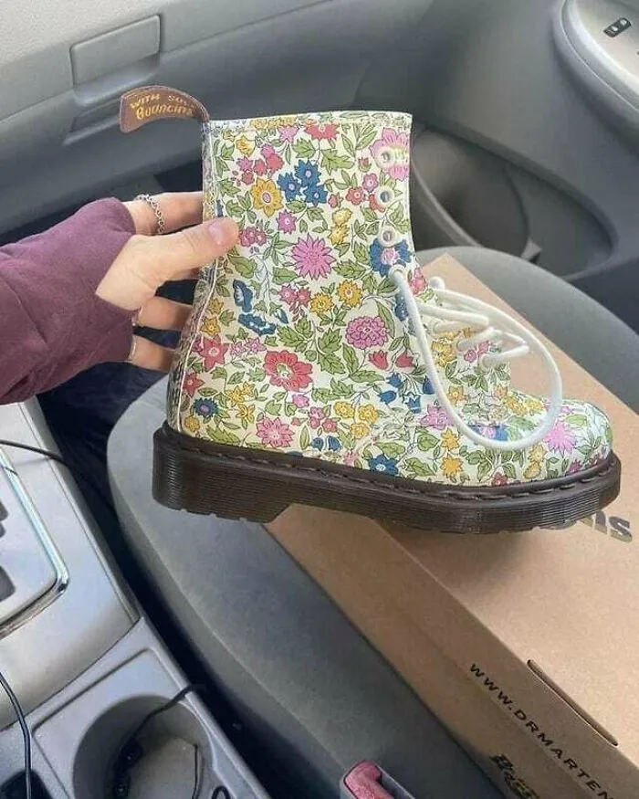 "Dr. Martens nuevas en su caja y con etiquetas. 25$. Las conseguí de Facebook Marketplace de una chica que no los quería. Son increíbles y estoy sin palabras"