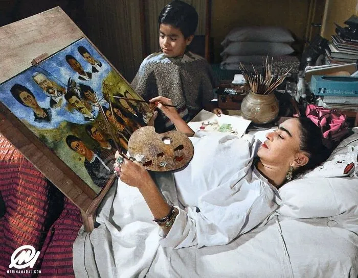 Frida Kahlo pintando en la cama, años 50