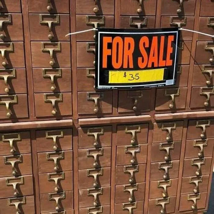"¡Esta belleza es mía! Una tienda de hidráulica lo estaba vendiendo y una compañera de trabajo lo vio al entrar. Corrí a buscarlo. Somos bibliotecarios..."