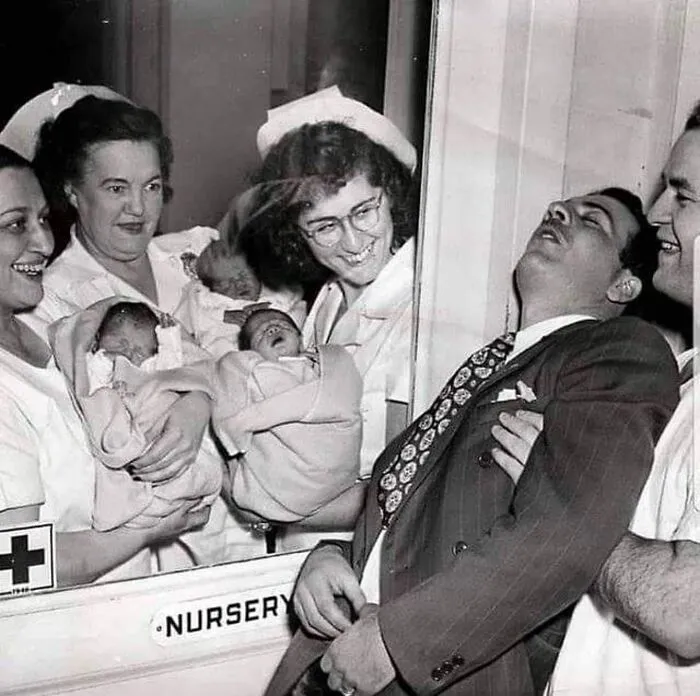 Enfermeras mostrando unos trillizos recién nacidos a un padre sorprendido en un hospital de Nueva York, 1946. Foto de Keystone-France