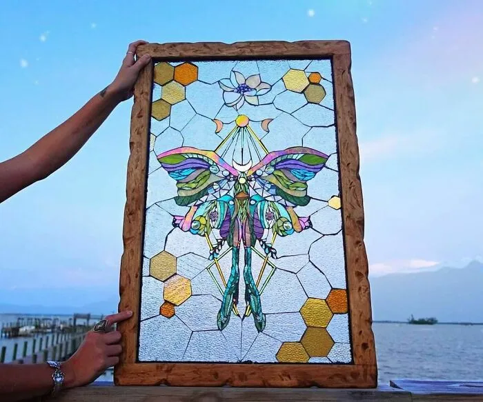 "¡Chicos! ¡Está hecha de cristal encantado, amatista y oro!"