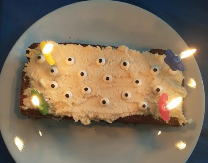 Pedí un pastel de "ojos saltones" para mi cumpleaños, ¡este fue el resultado!
