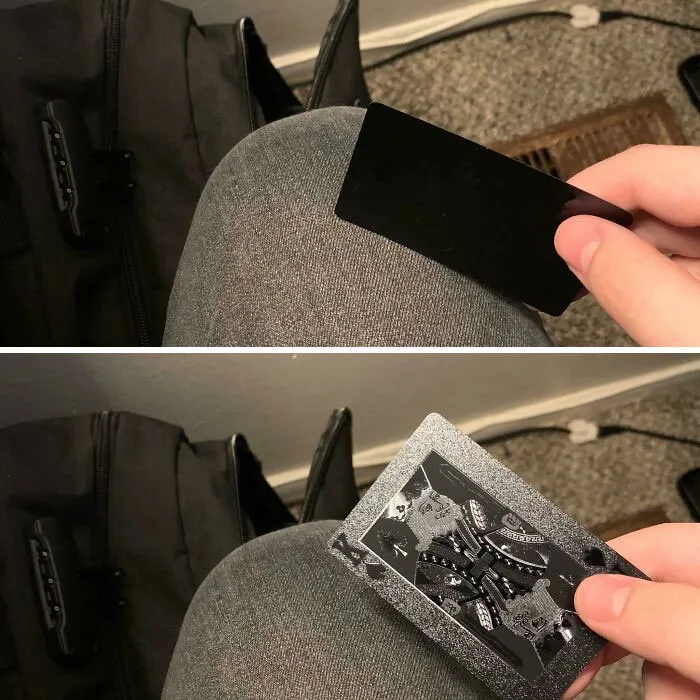 Me compré una baraja de color negro mate con la que no puedes saber qué carta tienes a no ser que la mires directamente