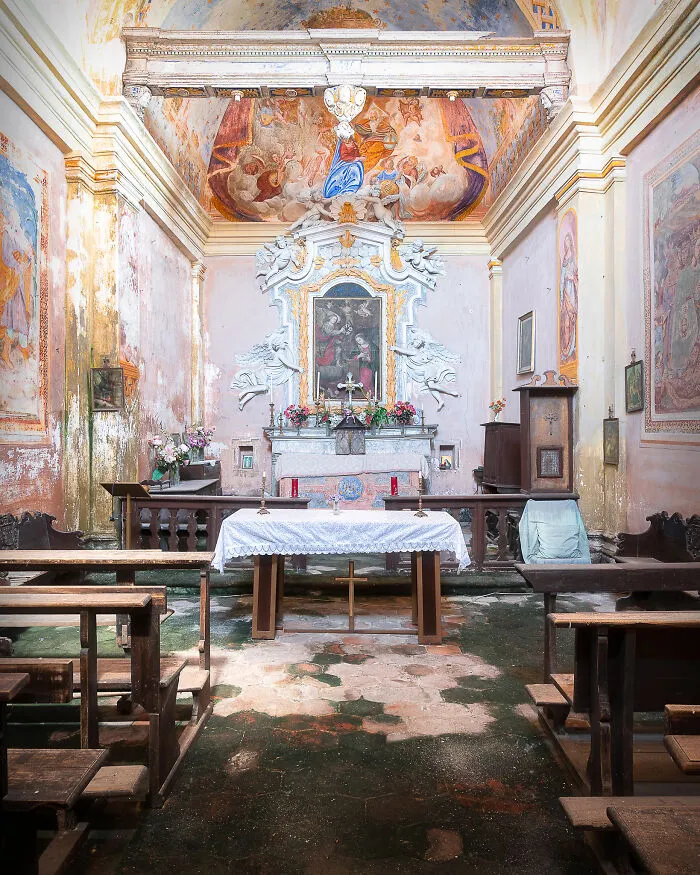 My Photos Show The Decline Of The Church In Italy, And Here Are 40 Of The Best Ones