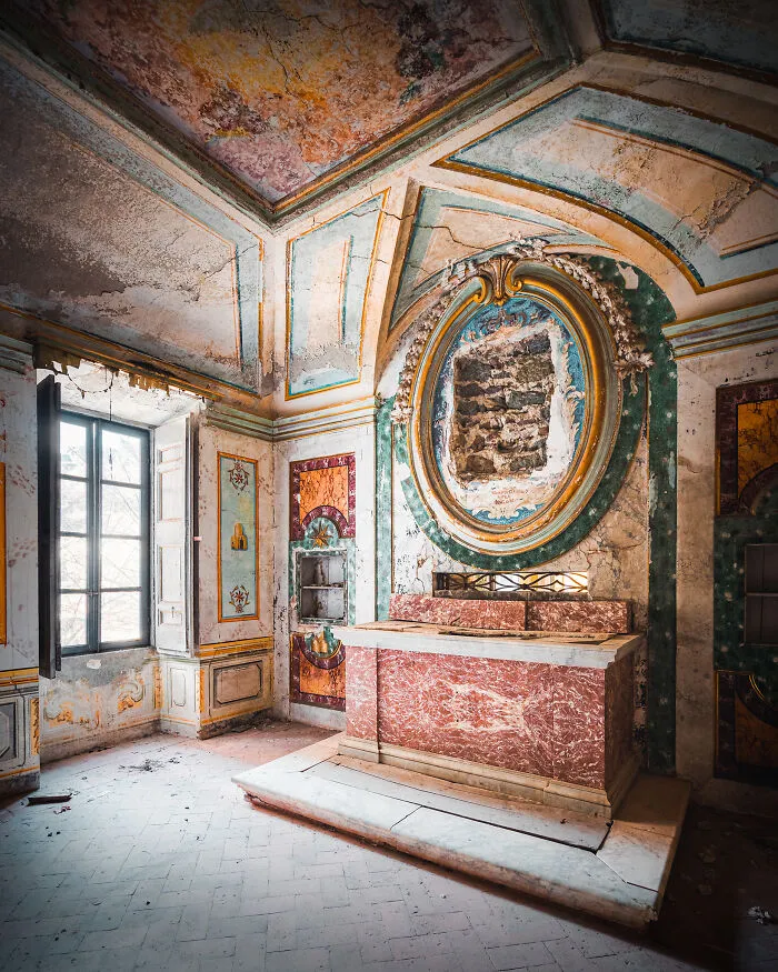 My Photos Show The Decline Of The Church In Italy, And Here Are 40 Of The Best Ones
