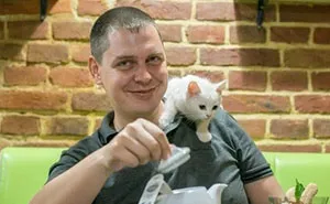 “Nunca abandonaríamos nuestro país”: Esta cafetería de gatos ucraniana permanece abierta durante la guerra