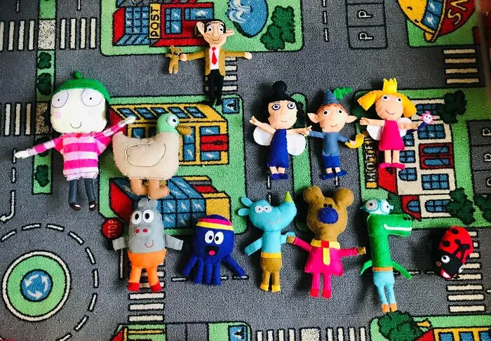 Me niego a pagar los precios tontos de un juguete de peluche, mi hijo quería unos personajes que coincidieran con los programas de televisión para niños (británicos). Así que los hice de fieltro en su lugar