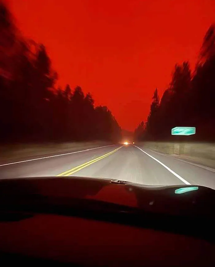 En el norte de Okanagan, BC el humo de los incendios forestales se ha vuelto tan malo que ha bloqueado el sol dejando el cielo rojo sangre