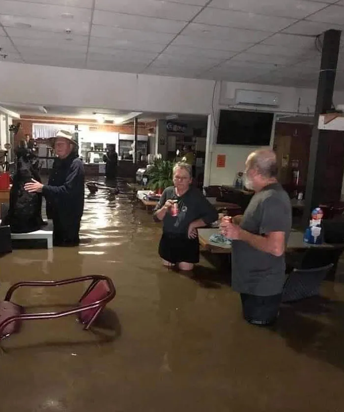 Actualmente se están produciendo grandes inundaciones en Australia, pero nada cierra el bar