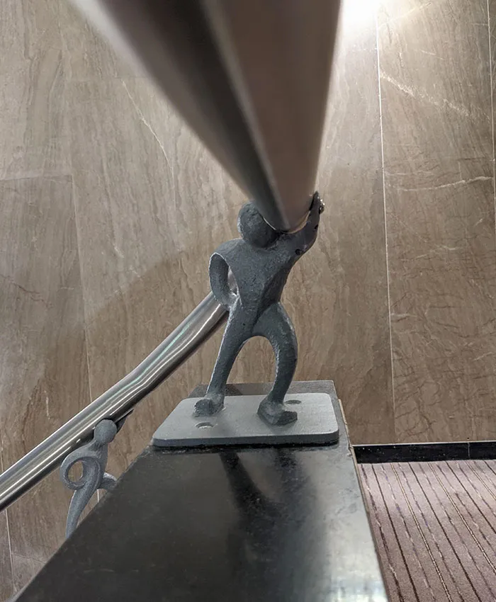 Las barandillas de mi hotel estaban sostenidas por pequeños hombres de metal