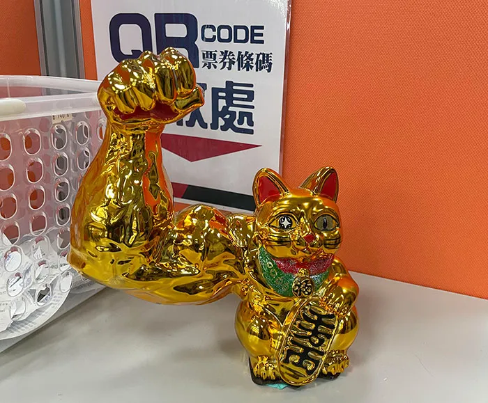 Estatua de Maneki-Neko en mi gimnasio local