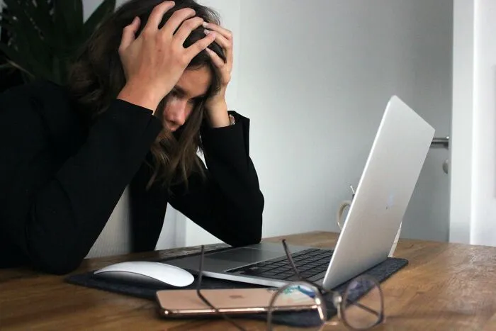 20 Señales de alarma en empresas que los posibles empleados quizá no noten enseguida