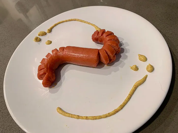 Mi esposa y yo competimos para ver quién puede hacer el perro caliente más elegante. Su intento:
