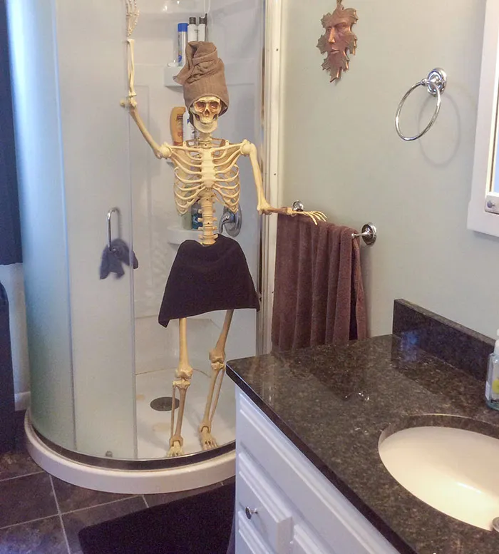 Mientras mi esposo estuvo fuera de la ciudad, me entretuve sola con nuestra compra de liquidación de Halloween
