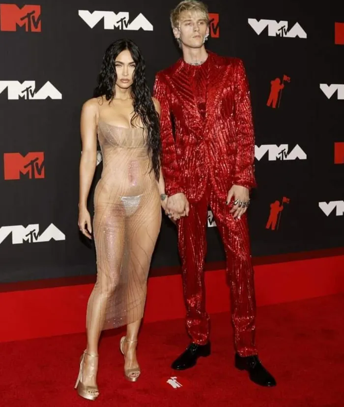 ¿Es un vestido? Algo de tela se puede vislumbrar