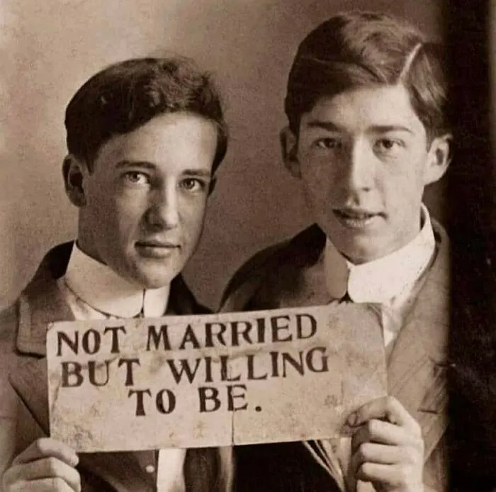 Dos jóvenes declaran su voluntad de casarse legalmente a pesar de que la ley no se lo permite | Alrededor de 1900