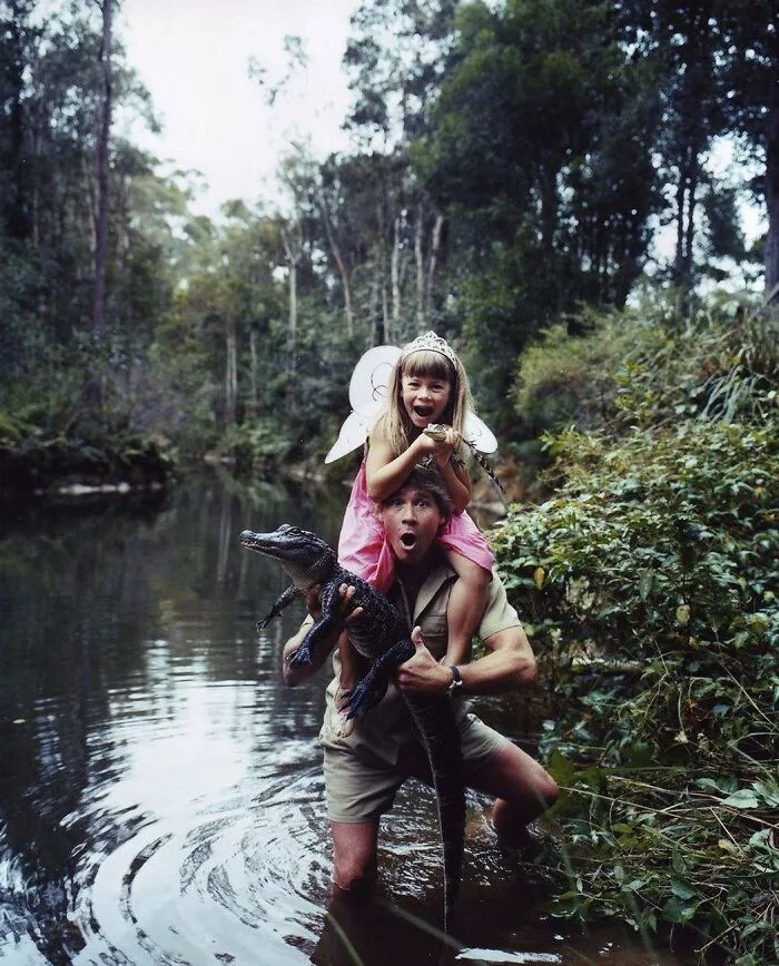 Steve Irwin con su hija Bindi y un nuevo amigo. Fotografía de Hugh Stewart