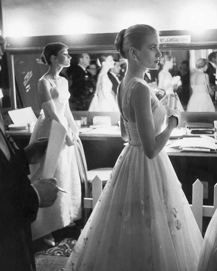 Audrey Hepburn y Grace Kelly fotografiadas entre bastidores en la 28ª edición de los Premios de la Academia | Hollywood, 1956. Fotos de Allan Grant