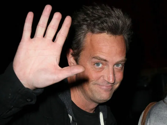 A Matthew Perry le falta parte de su dedo del medio
