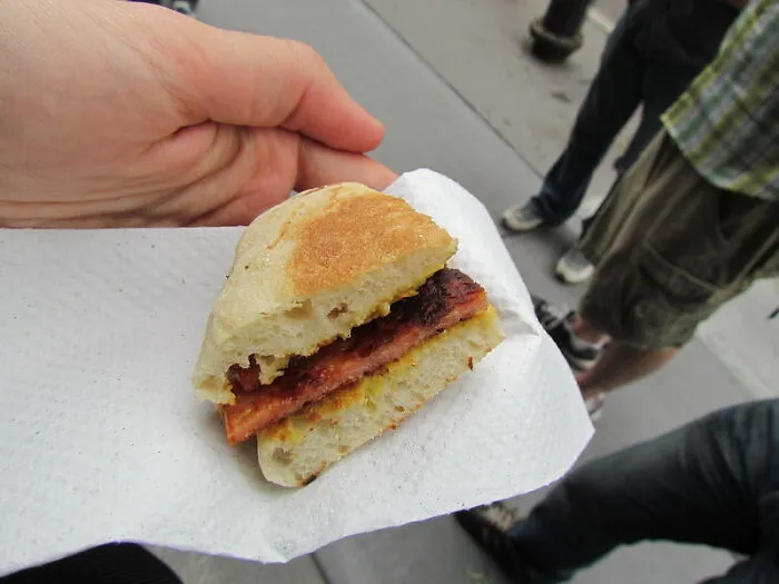 "¿Qué 'comida de pobres' seguirías comiendo sin importar lo rico que seas?": 22 Personas responden