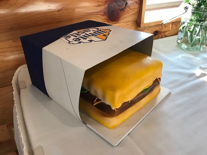 Los abuelos de mi novia se casaron a los 15 y 17 años. Después de la boda, fueron a White Castle. Esta fue la tarta para la fiesta del 60 aniversario